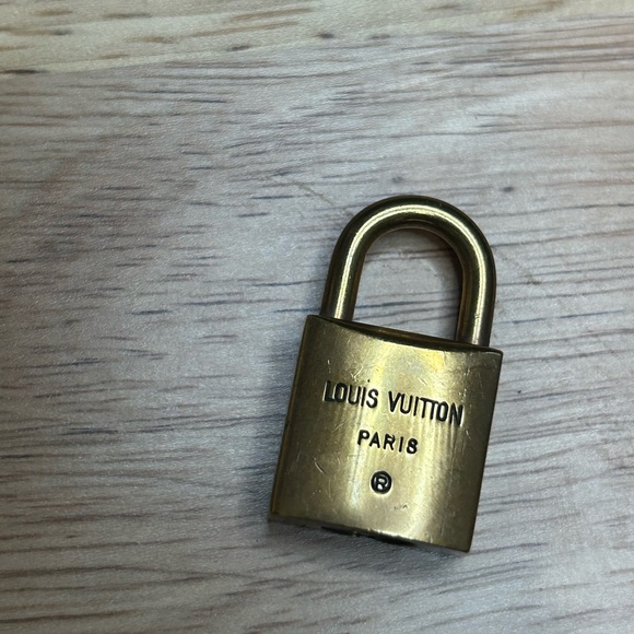 Louis Vuitton lock #205 no key - Picture 3 of 4